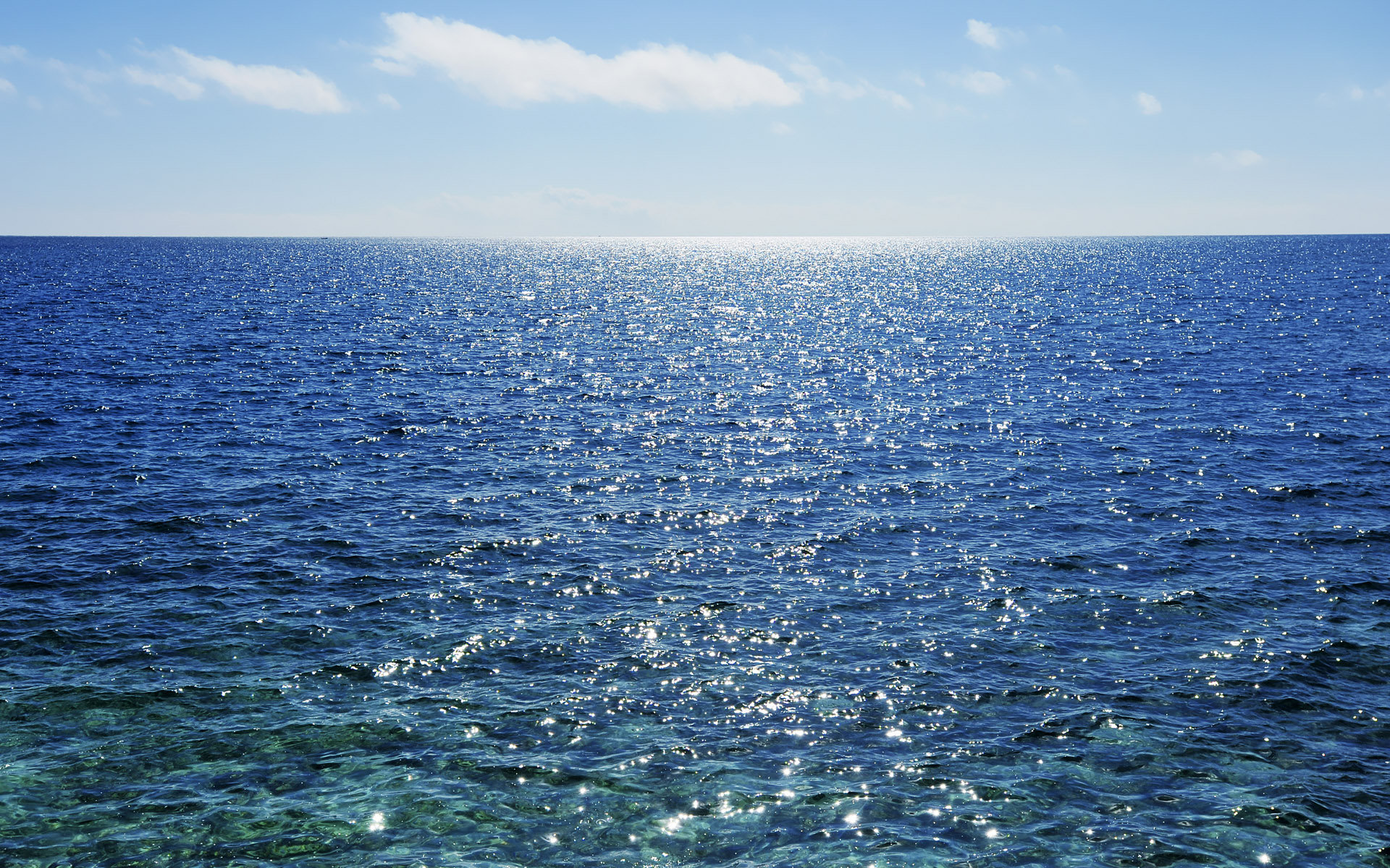 湛蓝天空与海水桌面壁纸图片