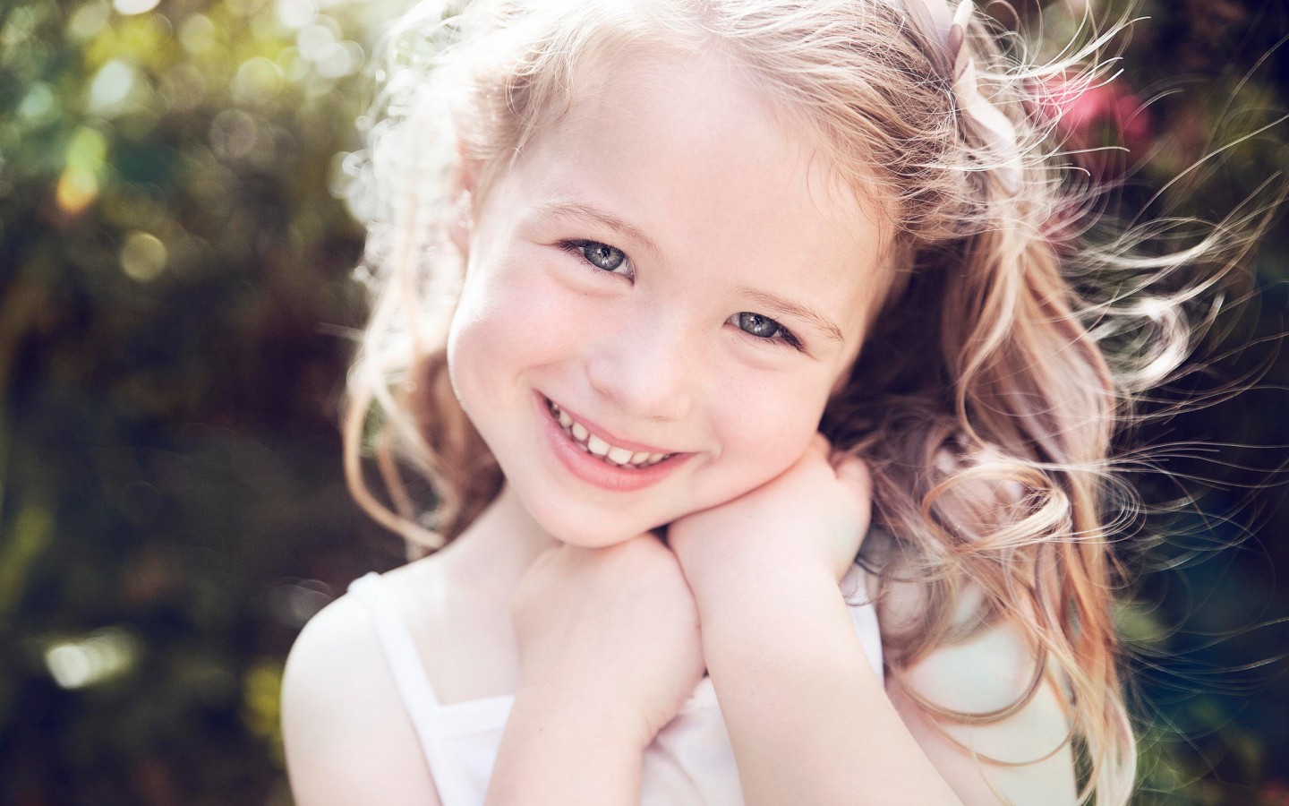 米色背景中突显的笑容灿烂的年轻迷人女孩的肖像 库存照片. 图片 包括有 少女, 祝福的, 有吸引力的, 女孩 - 217378814