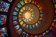  教堂的彩色玻璃窗壁画桌面壁纸 