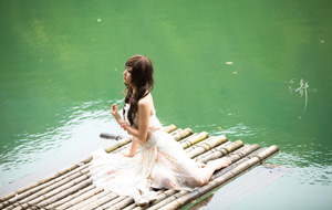 水中小舟小雅美女桌面壁纸