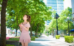 城市女孩果子高清宽屏壁纸