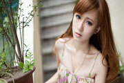 苗条的忧郁美女壁纸