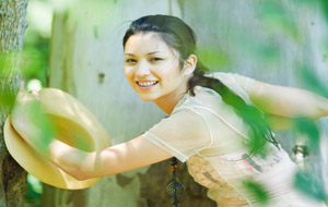 户外活泼女孩桌面壁纸