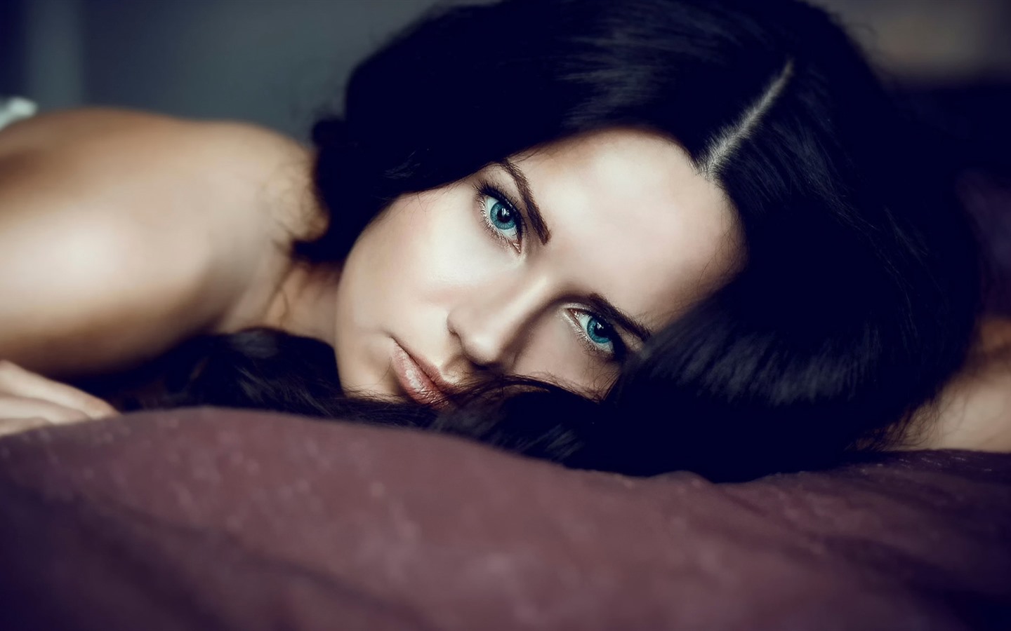  蓝色眼睛的黑色长发美女壁纸 