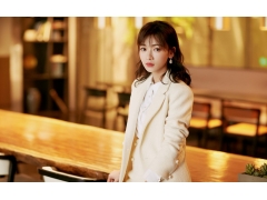  优雅迷人的美女明星吴谨言桌面壁纸 