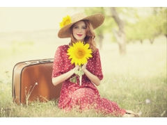  美女 裙子 微笑 帽子 旅行箱 向日葵 自然 摆姿势 4k壁纸 