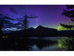  森林 晚上 湖 山 北极光 班夫国家公园 美丽的风景4k壁纸 