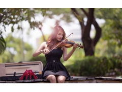  女孩,黑色裙子,高跟鞋,女孩小提琴4k图片 
