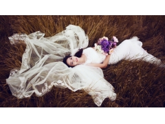  结婚的女孩拍婚纱照4K壁纸图片 