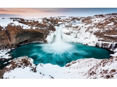  瀑布冰岛冬季4K壁纸 