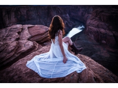  河流 峡谷 白色裙子 美女4K壁纸 